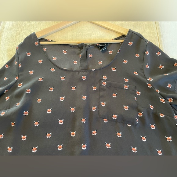 Women’s shortsleeved, “Torrid,” “foxy” black blouse - Picture 6 of 8